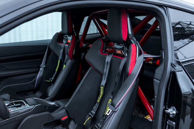 Những màu sắc này có thể tùy chỉnh theo sở thích của chủ sở hữu. Ở bên trong nội thất, xe được trang bị bộ dây đai an toàn bốn điểm Schroth được kết nối với thanh cuộn Clubsport mới và thảm sàn Manhart.