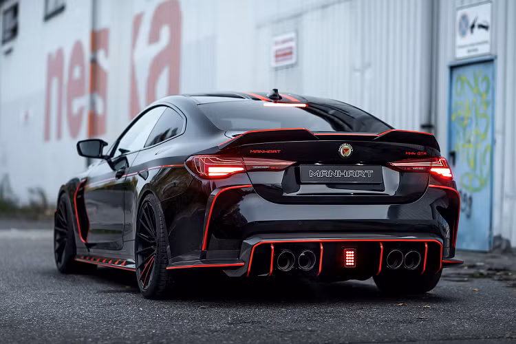 Quá trình bắt đầu với việc nâng cấp bộ MHtronik cho khối động cơ S58 sáu xi-lanh thẳng hàng, tăng áp kép, dung tích 3.0 lít. Cùng với đó, thương hiệu bổ sung cho xe hệ thống ống xả bằng thép không gỉ Manhart với bốn ống xả 110mm có thể được phủ carbon hoặc phủ gốm và ống xả Manhart, bao gồm cả bộ chuyển đổi xúc tác GESI 300.