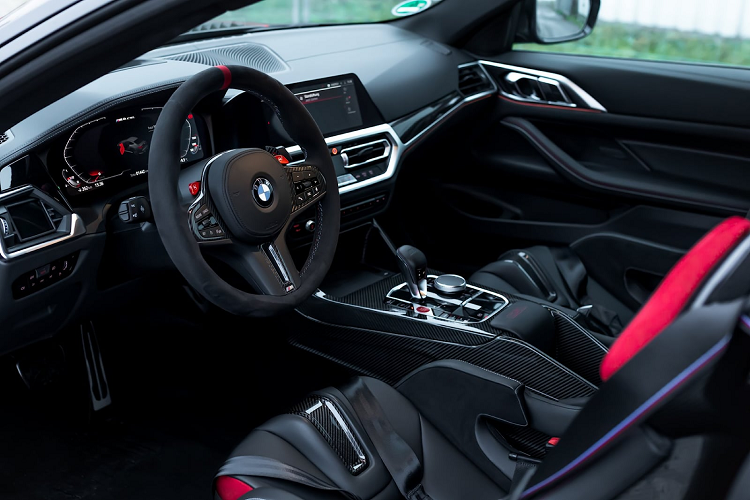 Tất cả những chi tiết này được bao phủ trong một màu đen mờ với các điểm nhấn màu đỏ cam trên khắp thân xe. Xe được trang bị bộ mâm xe hợp kim rèn Forged+ 1 Yido Performance cỡ lớn sơn đen mờ với điểm nhấn là các chấu kép màu cam-đỏ trên mỗi bánh xe.