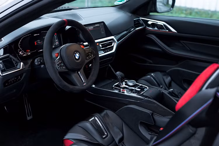 Tất cả những chi tiết này được bao phủ trong một màu đen mờ với các điểm nhấn màu đỏ cam trên khắp thân xe. Xe được trang bị bộ mâm xe hợp kim rèn Forged+ 1 Yido Performance cỡ lớn sơn đen mờ với điểm nhấn là các chấu kép màu cam-đỏ trên mỗi bánh xe.