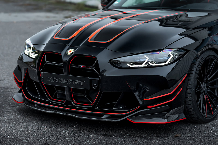 Thân xe có bộ body kit 18 mảnh bằng sợi carbon bao gồm mui xe với cửa hút gió GTR, cánh lướt gió, tấm chắn khí động học bên, cánh gió bên hai mảnh, bộ khuếch tán, cánh gió sau ba mảnh và nhiều trang bị khác ấn tượng hơn.