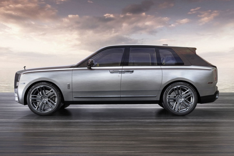 Ở bên trong, Rolls-Royce Cullinan Yachting Edition gây ấn tượng với khoang cabin độc đáo, bao gồm các ghế bọc da trắng thiết kế mới, tông màu này cũng được áp dụng ở một số chi tiết khác như tấm cửa, vô lăng, bảng điều khiển và hàng ghế sau.