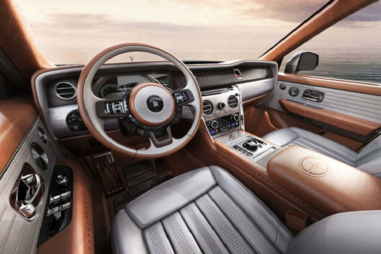 Xe được ốp sàn gỗ, da Alcantara màu nâu xuất hiện ở các cột và trần xe, đúng chuẩn như phong cách thường thấy trên du thuyền.