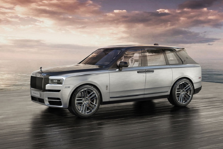 Phần còn lại của xe được sơn đen bóng. Chiếc SUV siêu sang Rolls-Royce Cullinan bản độ từ Carlex Design cũng được trang bị bộ la-zăng 22 inch "hàng thửa" màu bạc, đi kèm kẹp phanh màu đen.