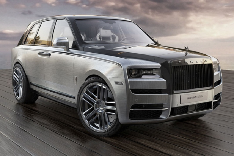 Điểm nhấn của chiếc Rolls-Royce Cullinan Yachting Edition 2022 mới nằm ở chương trình sơn ngoại thất 2 tông đen - bạc, với phần thân dưới màu bạc và được chà thủ công tạo ra hiệu ứng đặc biệt.