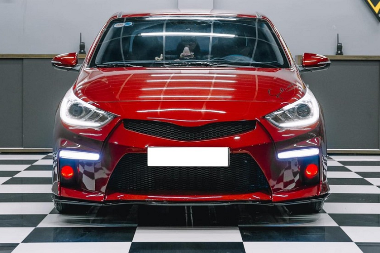 Mới đây nhất, để giúp cho chiếc xe cũ của mình có ngoại hình mới lạ trong năm mới, một chủ xe ở Tây Ninh đã quyết tâm chi ra hơn 100 triệu đồng để trang bị cho chiếc xe Hyundai Accent của mình body kit mới, đèn cá tính và cuối cùng là hệ thống ống xả thể thao.