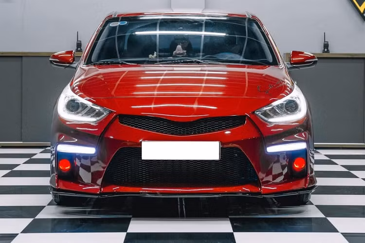 Mới đây nhất, để giúp cho chiếc xe cũ của mình có ngoại hình mới lạ trong năm mới, một chủ xe ở Tây Ninh đã quyết tâm chi ra hơn 100 triệu đồng để trang bị cho chiếc xe Hyundai Accent của mình body kit mới, đèn cá tính và cuối cùng là hệ thống ống xả thể thao.