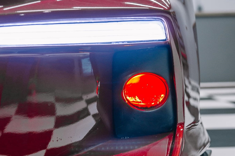 Bộ body kit thủ công giúp ngoại hình chiếc xe Hyundai Accent tạo ấn tượng và dữ dằn hơn xe nguyên bản, điều đó thể hiện rõ nhất ở phần đuôi xe với cản va sau hoàn toàn mới với trang bị thêm các tấm khuếch tán gió thể thao. Hai bên hông đuôi xe được khoét thêm 2 hốc gió dựng đứng cùng với đó là các đường cắt.