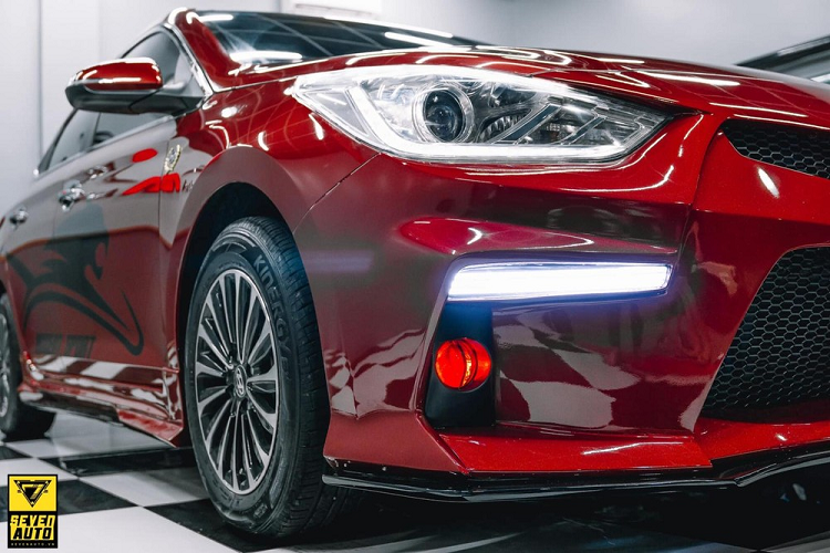 Hai bên hốc gió trước của chiếc xe Hyundai Accent ở Tây Ninh được sửa đổi lại thiết kế và trang bị thêm dải đèn LED chiếu sáng ban ngày nằm ngang cùng với đó là bi gầm được tich hợp vào tấm ốp bằng nhựa, được dựng đứng.