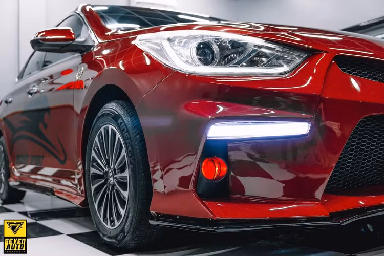 Hai bên hốc gió trước của chiếc xe Hyundai Accent ở Tây Ninh được sửa đổi lại thiết kế và trang bị thêm dải đèn LED chiếu sáng ban ngày nằm ngang cùng với đó là bi gầm được tich hợp vào tấm ốp bằng nhựa, được dựng đứng.