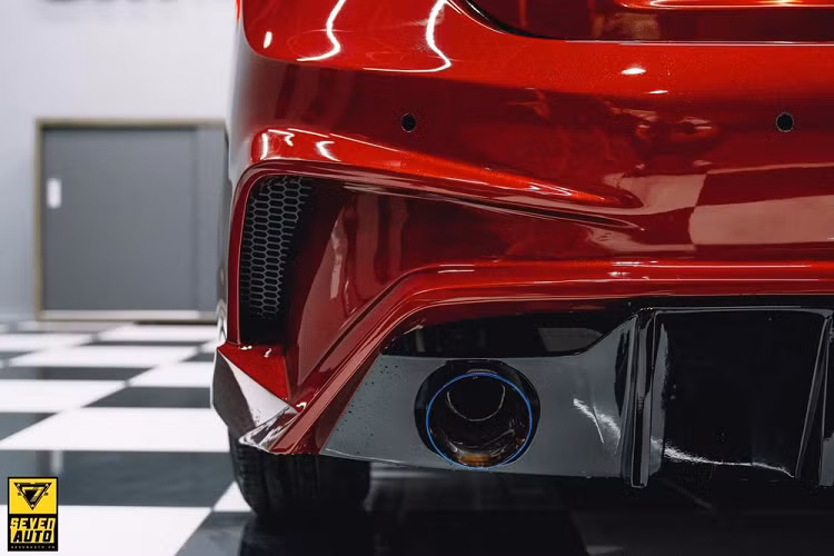 Cuối cùng chính là việc tăng thêm sự cá tính và dữ dằn cho mẫu xe Hyundai Accent này bằng chi tiết cánh gió đuôi được sơn đen. Để cải thiện hệ thống âm thanh phát ra từ đuôi xe, chủ nhân mạnh dạn đầu tư bộ ống xả độ của XEX với lon pô có chất liệu titanium