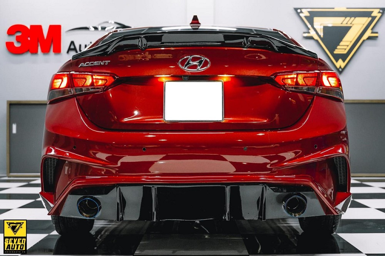 "Cây nhà lá vườn" là những gì mà 1 xưởng độ ở Tây Ninh đã phục vụ cho chủ nhân chiếc xe Hyundai Accent thế hệ cũ này. Dự án ban đầu là độ body kit Hyundai Accent theo xu hướng thể thao, mới lạ, sau đó, hệ thống đèn pha cũng được thay mới và thêm 2 quả bi gầm cũng được đưa vào để tăng độ sáng cũng như mang đến mặt tiền sáng sủa hơn cho xe. 