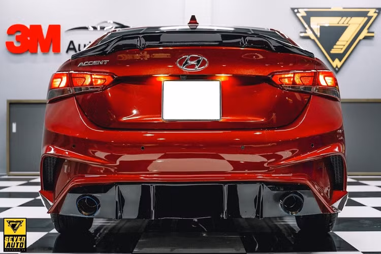 "Cây nhà lá vườn" là những gì mà 1 xưởng độ ở Tây Ninh đã phục vụ cho chủ nhân chiếc xe Hyundai Accent thế hệ cũ này. Dự án ban đầu là độ body kit Hyundai Accent theo xu hướng thể thao, mới lạ, sau đó, hệ thống đèn pha cũng được thay mới và thêm 2 quả bi gầm cũng được đưa vào để tăng độ sáng cũng như mang đến mặt tiền sáng sủa hơn cho xe. 