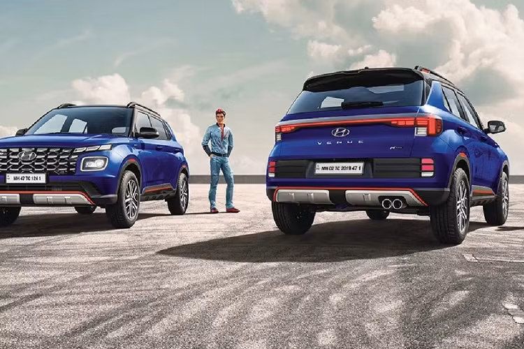 Ở thị trường Ấn Độ, xe được chia thành 2 bản trang bị là N6 và N8. Mức giá xe Hyundai Venue N Line 2022 bán ra dao động từ 1.216.000 - 1.315.000 Rupee (khoảng 359 - 388 triệu đồng).