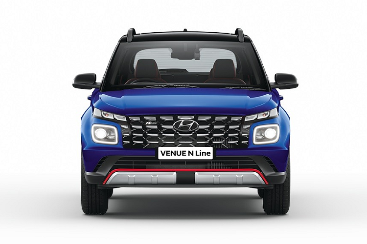 So với bản thường, Hyundai Venue N Line 2022 đương nhiên sở hữu ngoại hình nổi bật hơn. Để làm được điều đó, hãng Hyundai đã trang bị lưới tản nhiệt Parametric Jewel Grille hình chữ nhật, đi kèm mắt lưới đa điểm mạ crôm cải tiến cho mẫu SUV hạng A này. Lưới tản nhiệt của Hyundai Venue N Line 2022 rộng hơn nên nằm sát với đèn pha hai bên hơn bản thường.