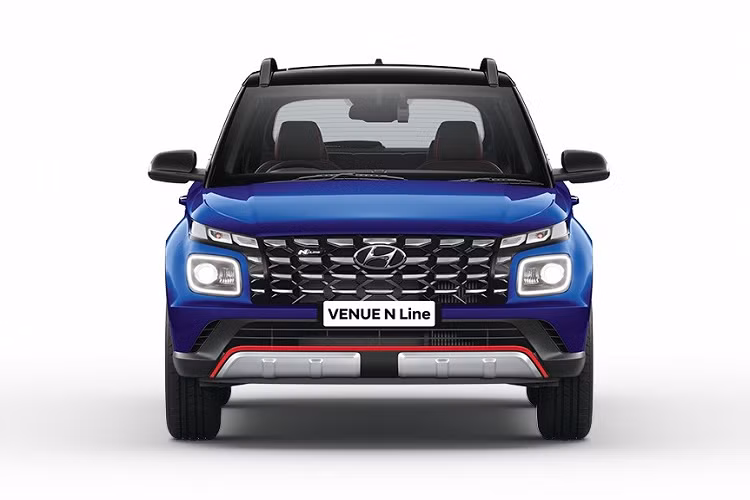So với bản thường, Hyundai Venue N Line 2022 đương nhiên sở hữu ngoại hình nổi bật hơn. Để làm được điều đó, hãng Hyundai đã trang bị lưới tản nhiệt Parametric Jewel Grille hình chữ nhật, đi kèm mắt lưới đa điểm mạ crôm cải tiến cho mẫu SUV hạng A này. Lưới tản nhiệt của Hyundai Venue N Line 2022 rộng hơn nên nằm sát với đèn pha hai bên hơn bản thường.