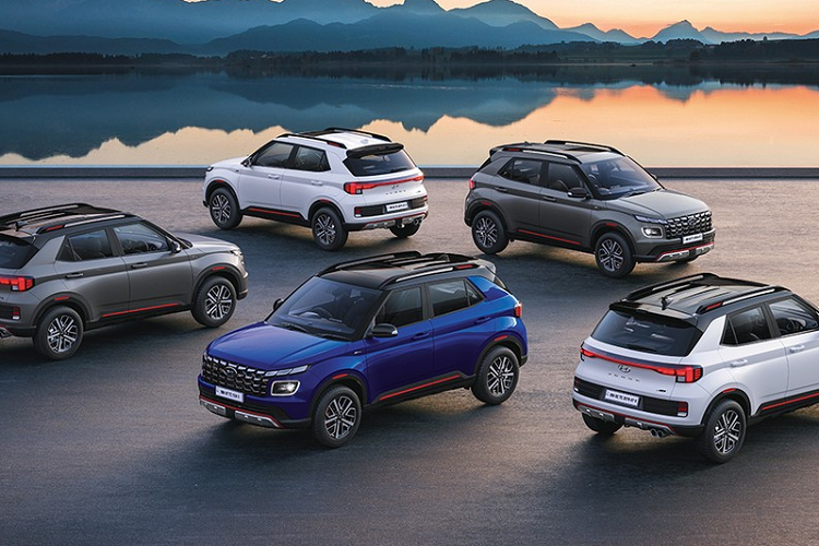 Xe có tổng cộng 5 màu sơn ngoại thất, bao gồm xanh - nóc đen, trắng - nóc đen, xám - nóc đen, trắng và xám.