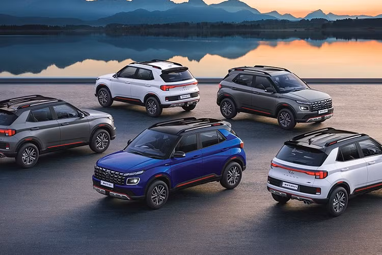 Xe có tổng cộng 5 màu sơn ngoại thất, bao gồm xanh - nóc đen, trắng - nóc đen, xám - nóc đen, trắng và xám.