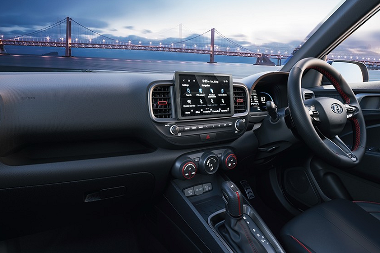 Thêm vào đó là phanh đĩa trên cả 4 bánh, hệ thống treo và hệ thống lái được cải tiến nhằm mang đến cảm giác thể thao hơn cho người điều khiển.