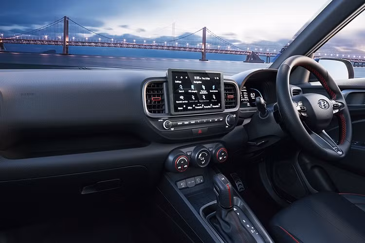 Thêm vào đó là phanh đĩa trên cả 4 bánh, hệ thống treo và hệ thống lái được cải tiến nhằm mang đến cảm giác thể thao hơn cho người điều khiển.