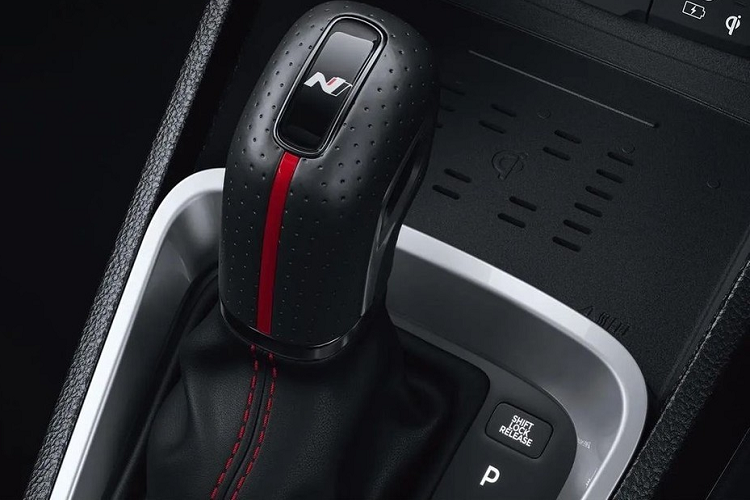 Để tạo sự tương đồng với ngoại thất, hãng Hyundai đã áp dụng phong cách thể thao cho cả nội thất của mẫu SUV hạng A này. Bên trong Hyundai Venue N Line 2022 là không gian nội thất bọc da màu đen với những chi tiết màu đỏ tương phản trên ghế, tappi cửa, vô lăng và cần số.