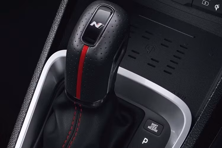 Để tạo sự tương đồng với ngoại thất, hãng Hyundai đã áp dụng phong cách thể thao cho cả nội thất của mẫu SUV hạng A này. Bên trong Hyundai Venue N Line 2022 là không gian nội thất bọc da màu đen với những chi tiết màu đỏ tương phản trên ghế, tappi cửa, vô lăng và cần số.