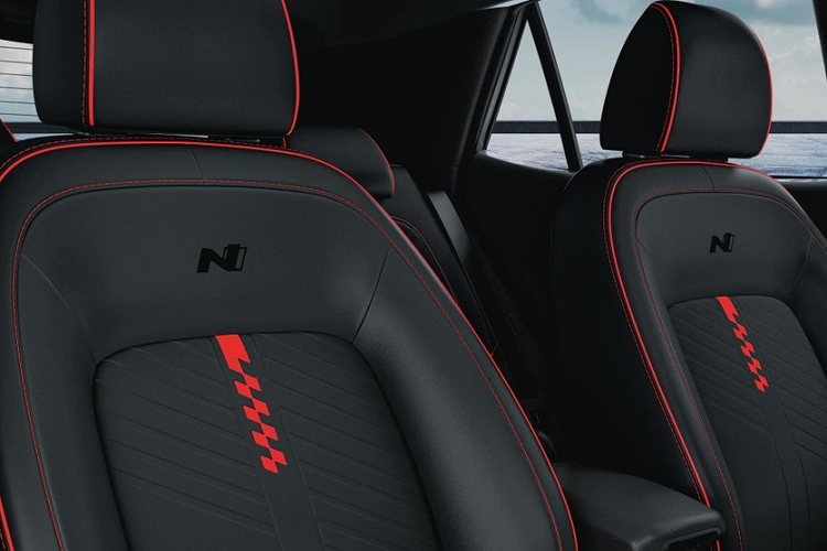 Một đặc điểm nhận dạng nữa của mẫu SUV hạng A này chính là logo "N Line trên lưới tản nhiệt và cửa cốp sau. Trong khi đó, trên cản trước, cản sau, nẹp bên sườn, nẹp hốc bánh và baga nóc lại có những điểm nhấn màu đỏ.