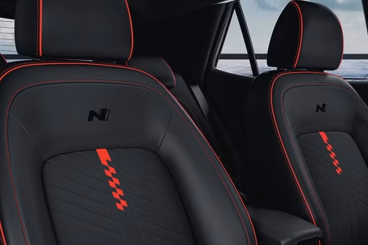 Một đặc điểm nhận dạng nữa của mẫu SUV hạng A này chính là logo "N Line trên lưới tản nhiệt và cửa cốp sau. Trong khi đó, trên cản trước, cản sau, nẹp bên sườn, nẹp hốc bánh và baga nóc lại có những điểm nhấn màu đỏ.