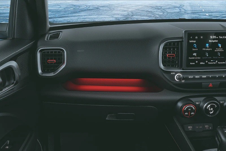 Hệ thống đèn viền nội thất, ghế lái chỉnh điện, hệ thống lọc không khí, tính năng ra lệnh bằng giọng nói... và cửa sổ trời.