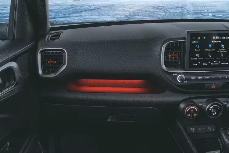 Hệ thống đèn viền nội thất, ghế lái chỉnh điện, hệ thống lọc không khí, tính năng ra lệnh bằng giọng nói... và cửa sổ trời.