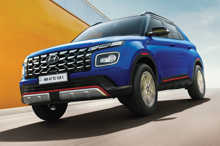 Đây là mẫu xe thứ 2 của Hyundai được bổ sung phiên bản N Line thể thao tại thị trường Ấn Độ, sau i20. Tương tự i20 N Line, Hyundai Venue N Line 2022 cũng chỉ thay đổi nhẹ trong thiết kế ngoại thất và nội thất để người dùng dễ phân biệt với xe tiêu chuẩn.