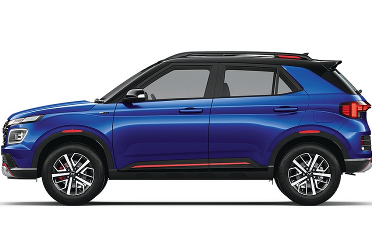 Tương tự lưới tản nhiệt, cản trước của Hyundai Venue N Line 2022 đã được cải tiến với hốc gió trung tâm mở rộng và thêm khe gió mới ở hai góc. Thêm vào đó là 2 tấm ốp màu bạc mới bên dưới cản trước.