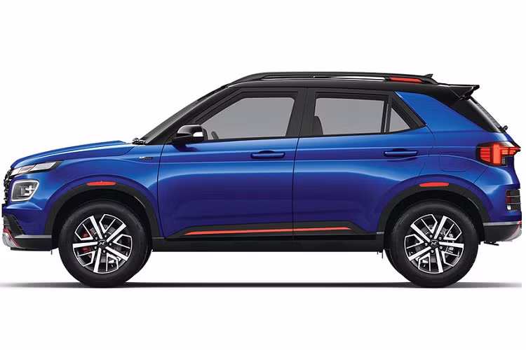 Tương tự lưới tản nhiệt, cản trước của Hyundai Venue N Line 2022 đã được cải tiến với hốc gió trung tâm mở rộng và thêm khe gió mới ở hai góc. Thêm vào đó là 2 tấm ốp màu bạc mới bên dưới cản trước.