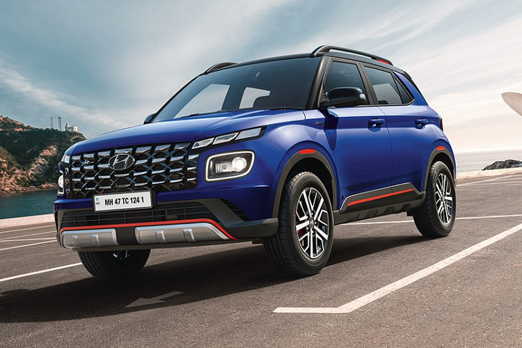 Nằm bên dưới nắp ca-pô của Hyundai Venue N Line 2022 là động cơ giống hệt bản thường. Cụ thể, đây là động cơ xăng tăng áp, dung tích 1.0L, sản sinh công suất tối đa 120 mã lực và mô-men xoắn cực đại 172 Nm. Động cơ kết hợp với hộp số tự động ly hợp kép 7 cấp.