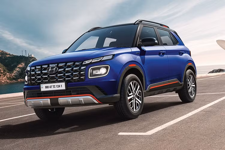 Nằm bên dưới nắp ca-pô của Hyundai Venue N Line 2022 là động cơ giống hệt bản thường. Cụ thể, đây là động cơ xăng tăng áp, dung tích 1.0L, sản sinh công suất tối đa 120 mã lực và mô-men xoắn cực đại 172 Nm. Động cơ kết hợp với hộp số tự động ly hợp kép 7 cấp.