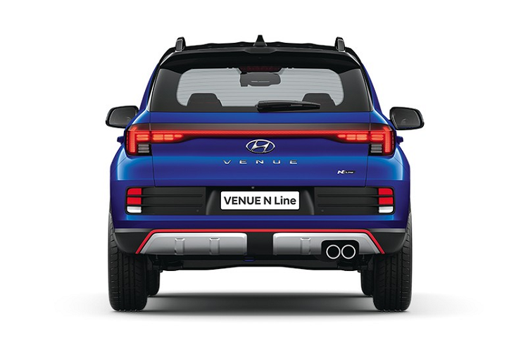 Những thay đổi tiếp theo của Hyundai Venue N Line 2022 so với bản thường nằm ở bộ vành hợp kim 16 inch đa chấu, cùm phanh màu đỏ trên bánh trước, vỏ gương ngoại thất và baga nóc màu đen.