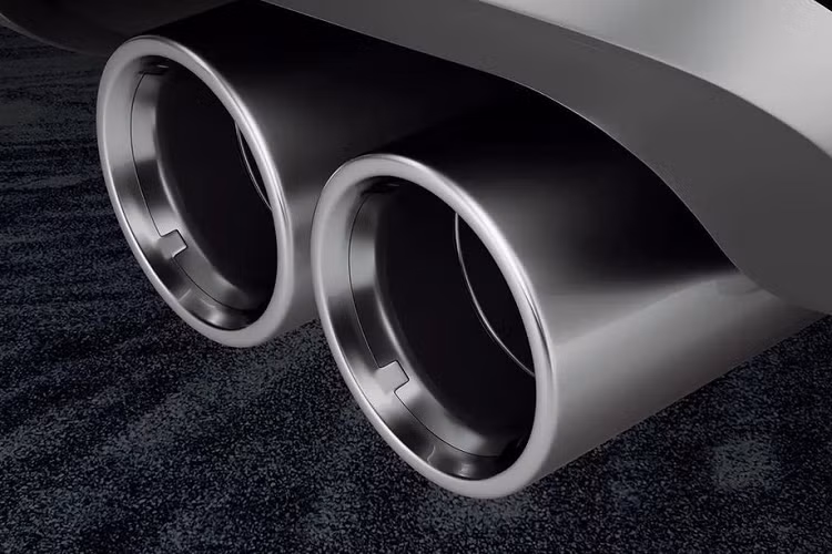 Ngoài ra, xe còn có cản sau mới, đi kèm 2 tấm ốp màu bạc giống phía trước...và 2 ống xả hình tròn.