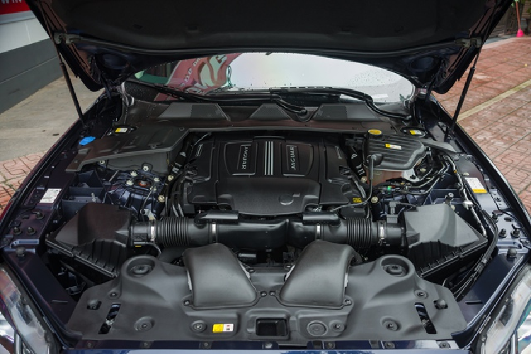 Mẫu xe sang Jaguar XJL Portfolio sử dụng động cơ V6 3.0L Supercharged, kết hợp hộp số tự động 8 cấp cho ra công suất 340 mã lực và mô-men xoắn 450 Nm. Xe có khả năng tăng tốc 0-100 km/h trong 5,9 giây.