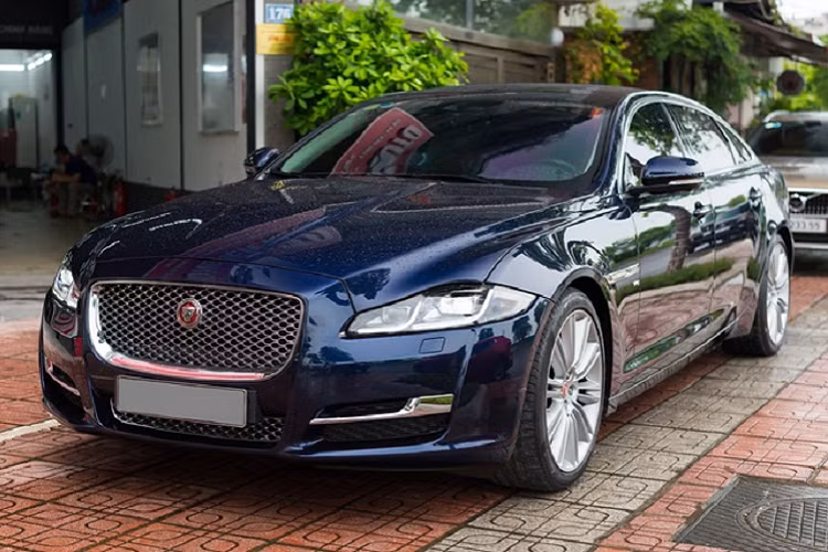 Được biết, chủ nhân phải chi ra hơn 7 tỷ đồng để mua Jaguar XJL Portfolio hạng sang và đăng ký biển số vào năm 2019. Như vậy, sau 3 năm, chiếc xe mất giá khoảng 3 tỷ đồng. Jaguar XJL đã bị khai tử, nên người dùng chỉ có thể tìm mẫu xe này thông qua thị trường ôtô đã qua sử dụng.