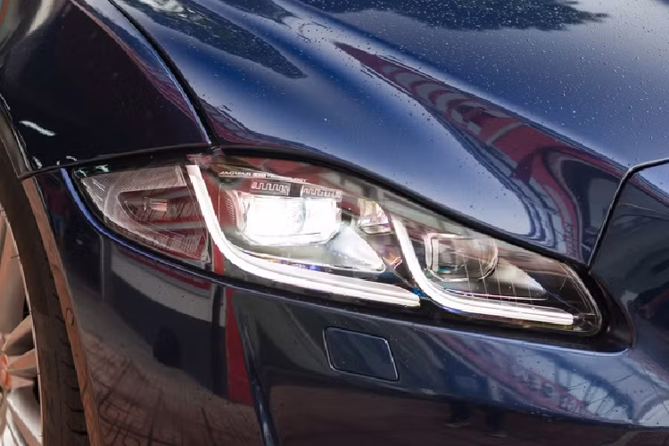 Jaguar XJL Portfolio đời 2019 sở hữu kích thước dài x rộng x cao lần lượt là 5.248 x 1.895 x 1.448 mm, trục cơ sở 3.157 mm. Vì chủ nhân ít sử dụng nên ngoại thất của chiếc xe được đánh giá là như mới.