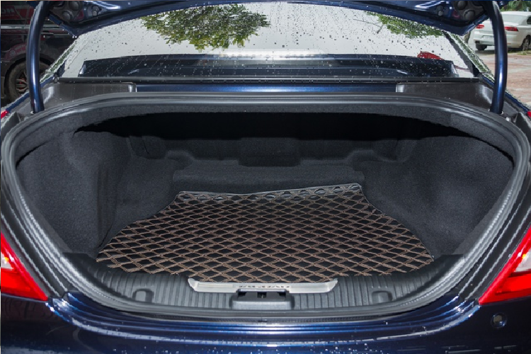 Cụm đồng hồ kỹ thuật số hiển thị thông tin đa dạng và sắc nét, tự động đổi giao diện khi người dùng chuyển chế độ lái. Jaguar XJL trang bị hệ thống thông tin giải trí InControl Touch Pro và dàn loa Meridian. Một số trang bị an toàn nổi trội như cảnh báo chuyển làn, hỗ trợ bám làn đường, giám sát tình trạng người lái, ga tự động thông minh, hỗ trợ dừng đỗ xe, kiểm soát khoảng cách đỗ xe 360 độ, hỗ trợ lùi xe, camera toàn cảnh,…