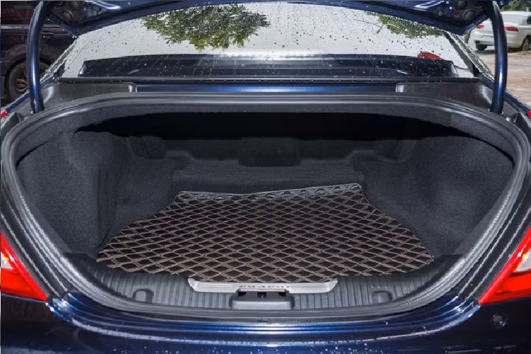 Cụm đồng hồ kỹ thuật số hiển thị thông tin đa dạng và sắc nét, tự động đổi giao diện khi người dùng chuyển chế độ lái. Jaguar XJL trang bị hệ thống thông tin giải trí InControl Touch Pro và dàn loa Meridian. Một số trang bị an toàn nổi trội như cảnh báo chuyển làn, hỗ trợ bám làn đường, giám sát tình trạng người lái, ga tự động thông minh, hỗ trợ dừng đỗ xe, kiểm soát khoảng cách đỗ xe 360 độ, hỗ trợ lùi xe, camera toàn cảnh,…