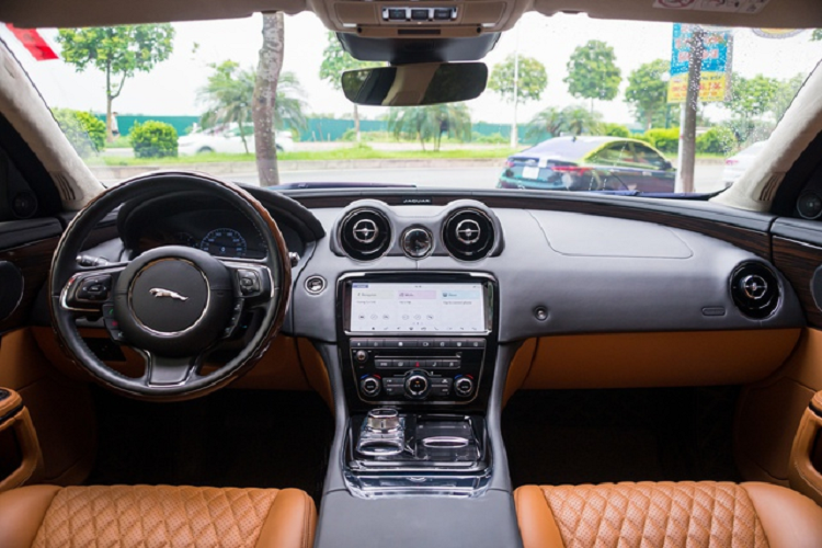 Đuôi xe cũng nổi bật không kém phần sang trọng và lịch lãm. Đèn hậu chạy dọc với dải đèn LED hình chữ J giống với đèn pha. Ống xả kép hiện đại và thể thao. Một điểm đặc biệt trên mẫu XJL này đó là nút bấm mở cốp được đặt ở phía dưới đèn hậu bên phải, thay vì đặt ở vị trí trung tâm như các mẫu xe khác.