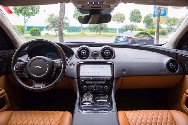 Đuôi xe cũng nổi bật không kém phần sang trọng và lịch lãm. Đèn hậu chạy dọc với dải đèn LED hình chữ J giống với đèn pha. Ống xả kép hiện đại và thể thao. Một điểm đặc biệt trên mẫu XJL này đó là nút bấm mở cốp được đặt ở phía dưới đèn hậu bên phải, thay vì đặt ở vị trí trung tâm như các mẫu xe khác.