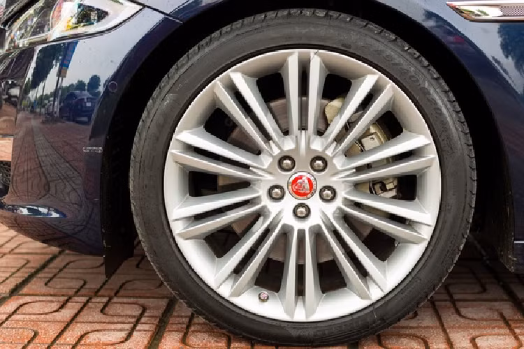 Không gian bên trong xe rộng rãi. Hàng ghế trước tích hợp 5 chế độ massage, nhớ 3 vị trí và làm mát riêng. Trong khi đó, hàng ghế sau cũng hỗ trợ khả năng gập ngả, chỉnh điện, 3 chế độ massage, nhớ 2 vị trí, hệ thống giải trí với 2 màn hình phụ, bàn làm việc và bảng điều khiển riêng.