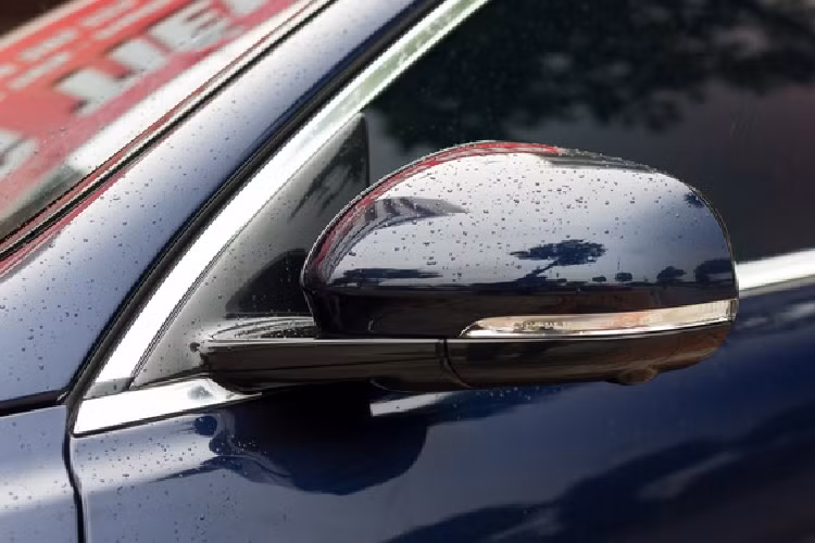 Hông xe nổi bật với bộ mâm đa chấu sơn bạc, kích thước 20 inch. Gương chiếu hậu đồng màu thân xe, hỗ trợ chỉnh điện, gập điện, tích hợp đèn báo rẽ và camera bên… Vè bánh trước sở hữu khe gió tản nhiệt mạ chrome sáng bóng. Logo “V6″ ám chỉ xe sở hữu khối động cơ V6 3.0 lít.