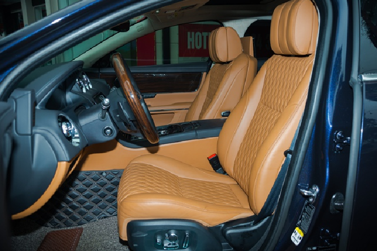 Khoang nội thất vẫn cho cái nhìn tươm tất sau hơn 6.000 km sử dụng. Ghế da thêu hoạt tiết hình quả trám vẫn căng phồng và không hề bị nhẵn bóng, rách hay bung chỉ.