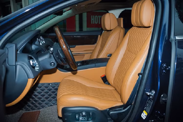 Khoang nội thất vẫn cho cái nhìn tươm tất sau hơn 6.000 km sử dụng. Ghế da thêu hoạt tiết hình quả trám vẫn căng phồng và không hề bị nhẵn bóng, rách hay bung chỉ.