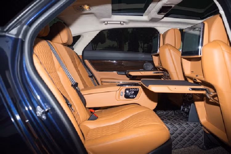 Nội thất được bọc màu da bò và đen. Ngoài ra, các chi tiết được ốp gỗ cũng mang đến không gian nội thất đẳng cấp và sang trọng. Vô-lăng 3 chấu tích hợp 16 nút bấm phía trước và 2 nút bấm phía sau