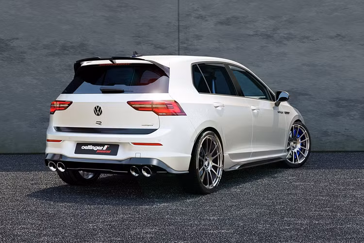 VW Golf R độ bodykit Oettinger và bộ mâm xe thể thao dành riêng cho từng mẫu xe, phân biệt mẫu xe này với các phiên bản thấp hơn. Tuy nhiên, những thay đổi này dường như không làm nổi bật lên phiên bản cao cấp này thay cho những mẫu xe thấp hơn. Chính vì thế, các nâng cấp của Oettinger giúp tăng thêm vẻ ngoài mạnh mẽ, ấn tượng mà không khác nhiều so với ngôn ngữ thiết kế của mẫu xe nguyên bản.